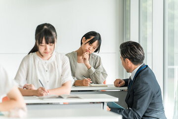 Fototapeta premium Elementary school children studying at cram schools, after-school programs, classes at school, and summer classes (education)