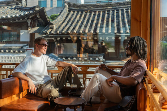 Relaxing Conversation at Korean Caf&eacute;