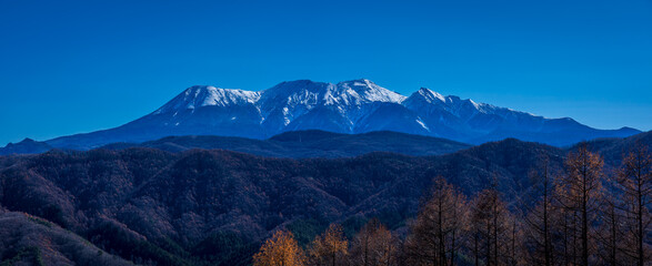 晩秋の御嶽山　岐阜県 高山市 朝日町 鈴蘭高原から
