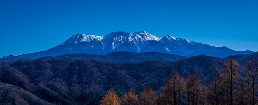 晩秋の御嶽山　岐阜県 高山市 朝日町 鈴蘭高原から

