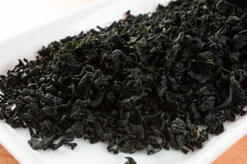 A view of a tray of dry cut wakame. © DAVID