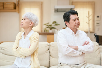 Obraz premium 喧嘩をするアジア人シニア夫婦