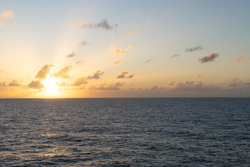 Obraz premium Sunset over the Ocean from a Cruise Ship