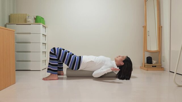 ストレッチポールを使ったストレッチを行う女性