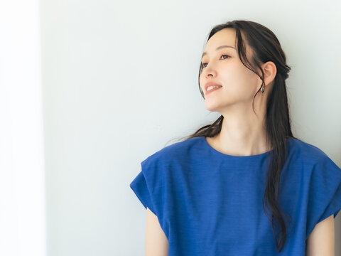 シンプルでキレイめなファッションの女性ポートレート
