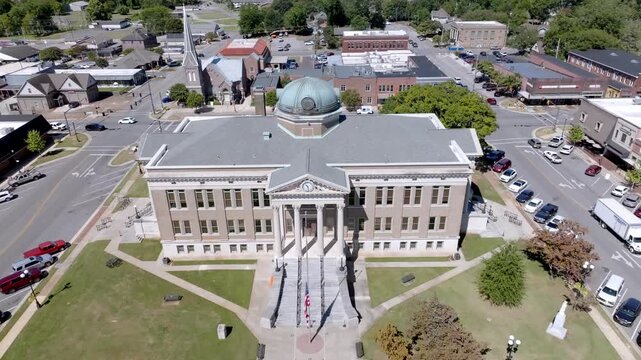 Limestone County Courthouse in Athens, Alabama with drone video pulling back.