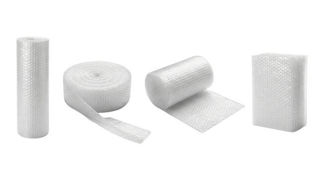 白い背景に分離された、様々な形状のバブルラップのロールとシートのクローズアップ写真。梱包材や保護材として使用される透明で軽量なプラスチック素材が、異なる角度から撮影されています。