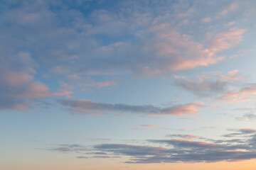 Obraz premium Pastel sunset sky with soft clouds