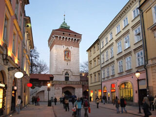 Obraz premium St. Florian's Gate of Krakow under a soft twilight sky.