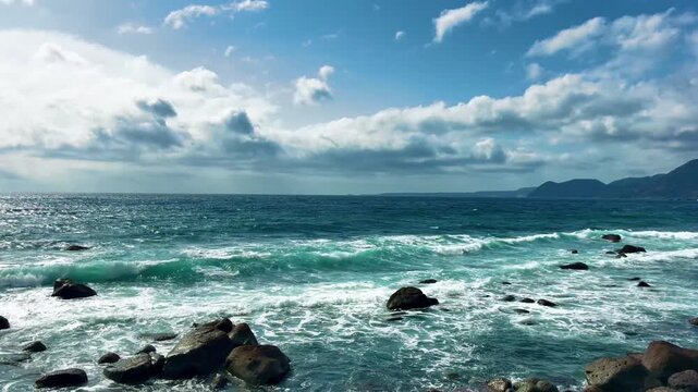 晴れた日の海岸線で波は強い