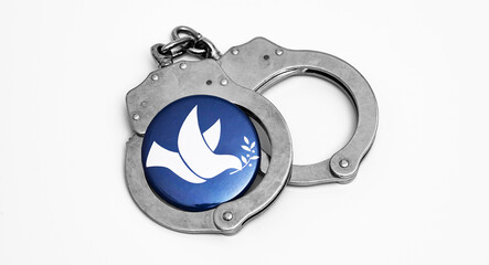 Handschellen mit Friedenssymbol
