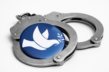 Handschellen mit Friedenssymbol