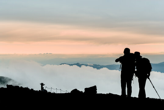 富士山六合目付近からの展望：雲海に浮かぶ登山者のシルエットと黄昏の絶景 / View from near Mt. Fuji 6th Station: Hikers' Silhouettes above the Sea of Clouds at Twilight