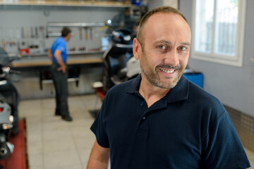 Obraz premium man in the workshop posing