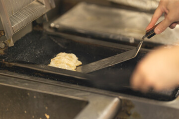 餃子を焼く様子