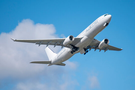 Avi&oacute;n de l&iacute;nea de largo radio Airbus A330 343X de la aerol&iacute;nea Plus Ultra Lineas Aereas despegando en el aeropuerto de Madrid Barajas con matr&iacute;cula EC-OOI.
