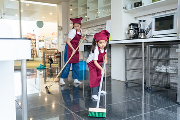 厨房を掃除する子供たち