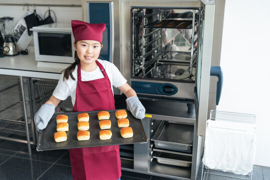 お菓子作り、パティシエ、子供、女の子、クッキー、オーブン、キッズ、女子、家庭科、レッスン、クッキング、スタジオ、教室、料理、調理室、笑顔、完成、焼きたて、焼く、エプロン、小学生、小学校、嬉しい、喜ぶ、楽しい、カメラ目線、ポジティブ、キッチン、厨房、ベーカリー、お手伝い、家事、スクール、ビスケット、バレンタインデー、日本人、元気、パン、体験、女性、仕事、飲食店、レストラン、ミトン、三角巾、パン屋、調