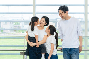 Fototapeta premium 家族、ファミリー、親子、家庭、ファミリーフォト、集合写真、笑顔、日本人、記念撮影、子供、女の子、子育て、育児、小学生、仲良し、寄り添う、ママ、パパ、シンプル、室内、ホテル、旅行、観光、元気、女子、可愛い、こども、支援、保険、健康、ヘルスケア、リラックス、男性、女性、若い、カジュアル、ハッピー、両親、母親、父親、保育、明るい、デニム、キレイめ、抱っこ、さわやか、ライフスタイル、一緒、人物