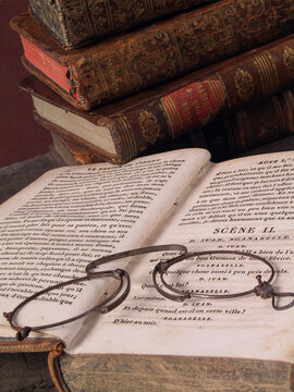 livres anciens et lorgnon