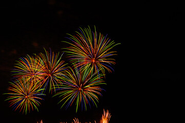 夜に光り輝く色とりどりの小さな花火