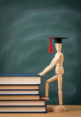 木の人形 が 本 の 階段 を 上る 教育 の 光景