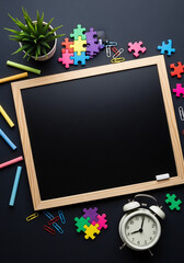 黒板の周り カラフルなパズルとの静物画 鮮やかに並ぶ