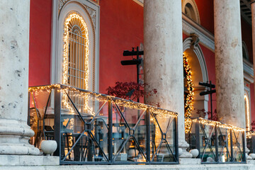 Naklejka premium Elegant European architecture featuring ornate facades, classical columns, and historic buildings in an urban city setting. 