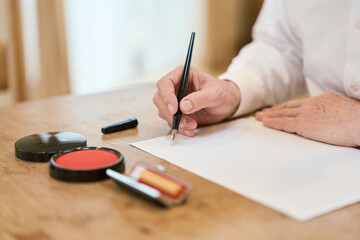 遺言書の内容を考えるアジア人シニア男性