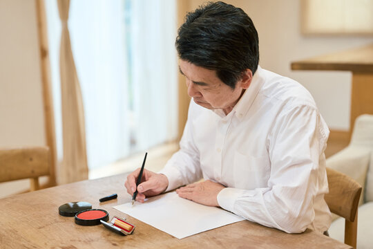 遺言書の内容を考えるアジア人シニア男性