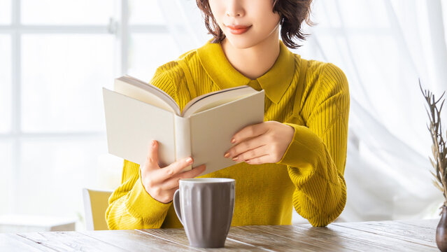 自宅で読書を楽しむ女性のリラックスタイム, Relaxed woman reading a book at home