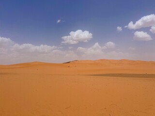 sand dunes in the sahara desert © Hyuno