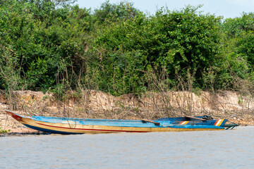 Obraz premium Traditional wooden fishing boat at the bank of the Siem Reap River, Cambodia.