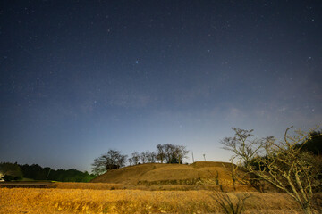Fototapeta premium 日本の岡山県の八塔寺ふるさと村のとても美しい春の星空