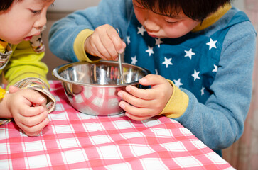 料理をする子供