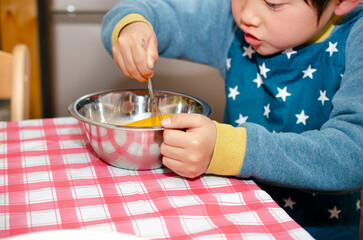 料理をする子供