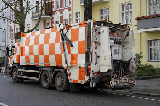 M&uuml;llwagen der Berlin Recycling GmbH im Einsatz in einer Wohnstra&szlig;e in Berlin-Friedenau am 23.02.2026