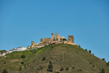 Obraz premium Álora castle fortress crowning hill under clear sky