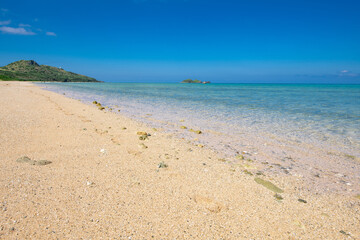 平野ビーチから望む平久保崎灯台