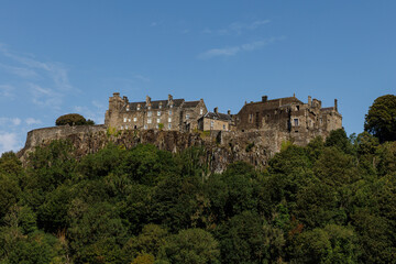 Obraz premium Majestic stone castle fortress on a rocky hill in Scotland