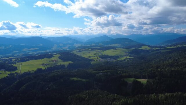 Luftaufnahme Tal bei Zirbitzkogel in der Steiermark