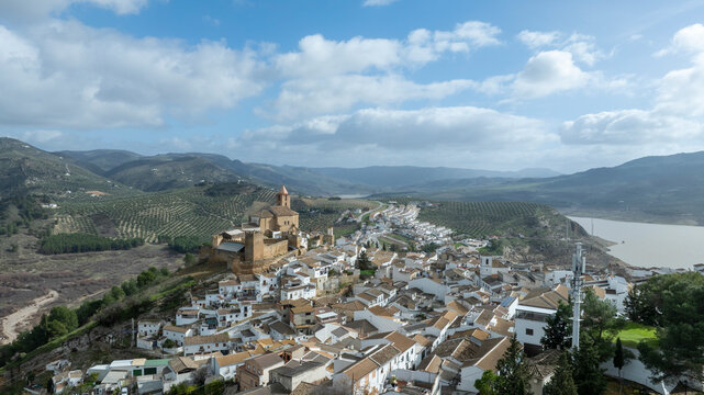 Vista a&eacute;rea del Municipio de Izn&aacute;jar en la provincia de C&oacute;rdoba, Andaluc&iacute;a	