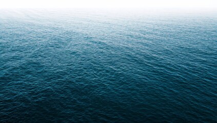 Obraz premium The vast expanse of the ocean. The gradient of the sea creates a captivating visual that symbolizes the depths of the water. 