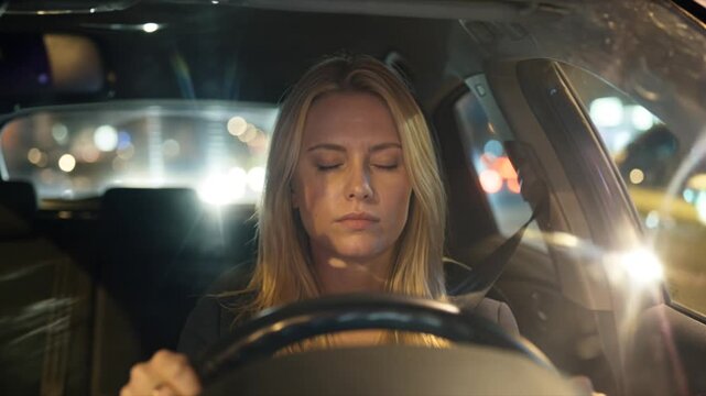 Sekundenschlaf, v&ouml;llig &uuml;berm&uuml;dete Frau f&auml;hrt Nachts mit dem Auto, Lichter der anderen Fahrzeuge blenden sie, Generative AI