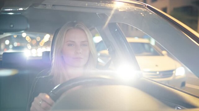 Sekundenschlaf, v&ouml;llig &uuml;berm&uuml;dete Frau f&auml;hrt Nachts mit dem Autound tr&auml;umt dabei von einem Urlaub am Strand, Generative AI