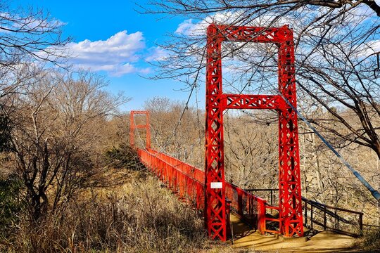 赤色の吊り橋