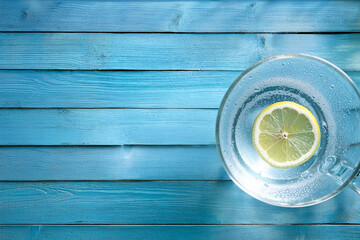 水色のフローリングに置かれたレモン水
