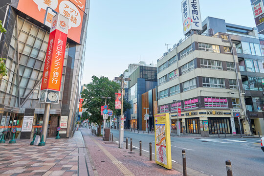 2025年7月25日、福岡県福岡市中央区にて、天神西通りの風景