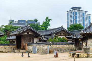Fototapeta premium 韓国ソウルにある南山韓屋村のとても美しい風景Beautiful old-fashioned scenery in Seoul, Korea