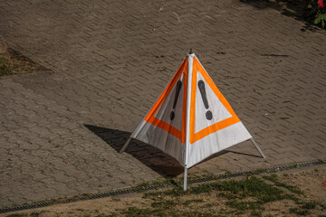 Warnschild bei Baumarbeiten auf dem Gehweg